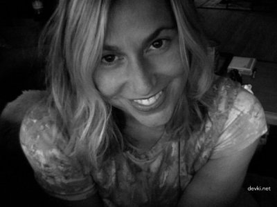 Молодая мама веселится перед онлайн-камерой