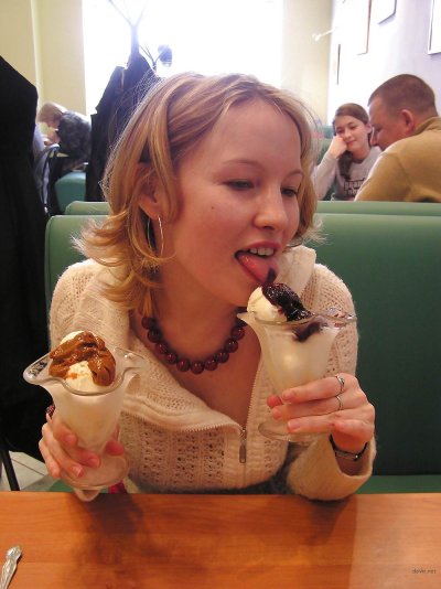 Рыжая страстно демонстрирует свою интимную зону