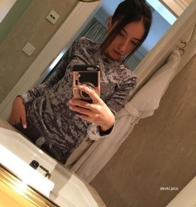 Привлекательная милашка с татуировкой - новые фото и видео!