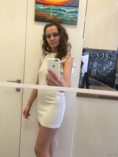 Игривая девчонка делает умопомрачительные голые снимки