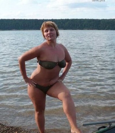 Развратная дама демонстрирует свои прелести