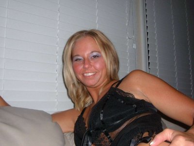 Отжигает на двух хуях как дикая