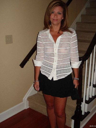 Опытная подруга с роскошными грудями, готовая к приключениям!