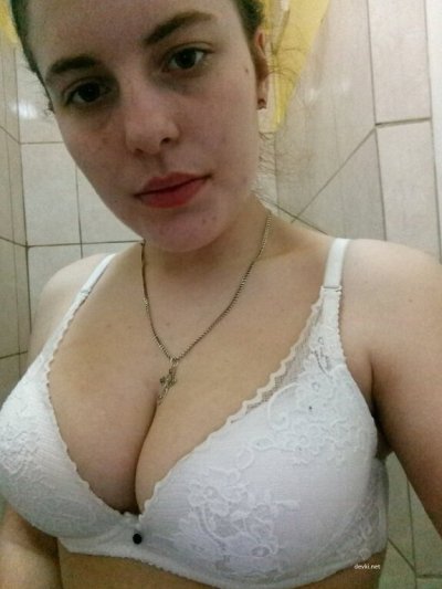 Показывает свое тело без одежды