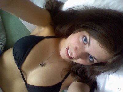 Интимные снимки шалуньи: полуголая красотка на камеру