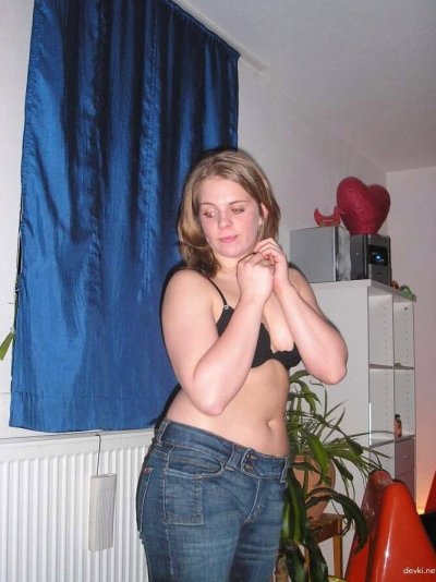 Раздевается и демонстрирует свою красоту в обнаженном виде