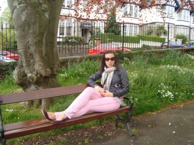 Женщина ласкает свою промежность