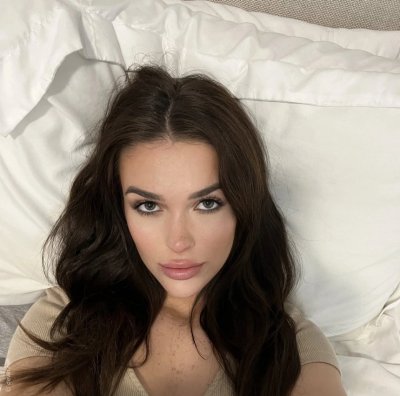 Девушка показывает свою изящную фигуру на камеру в уютной обстановке