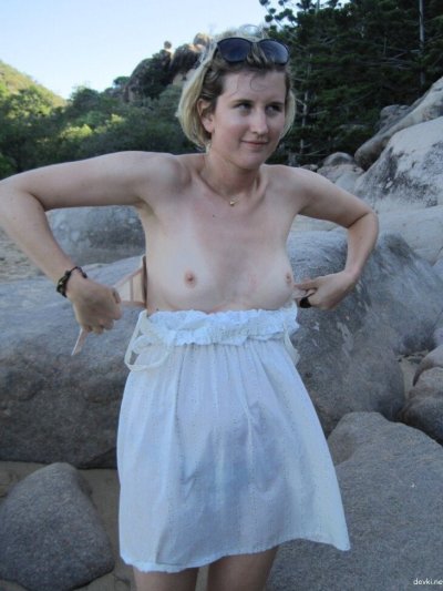 Девушка с натуральной интимной зоной