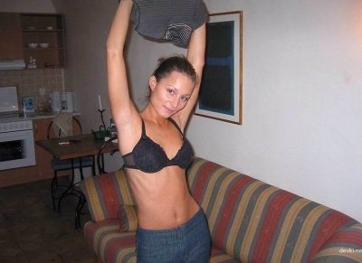 Развратно позирует обнаженной на диване, зажигает