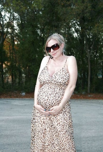 Беременная баба сняла шмотки и начала дрочить на улице