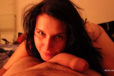 Очаровательная девушка показывает мастер-класс на камеру!