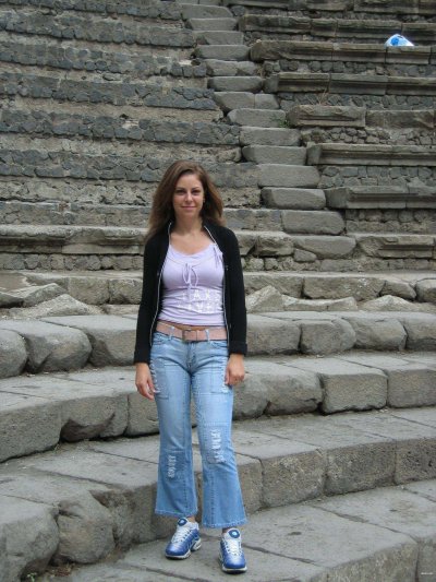 Жена демонстрирует свою интимную зону