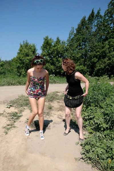 Девчонки сели пописять: жаркие моменты на нашем порно-сайте!