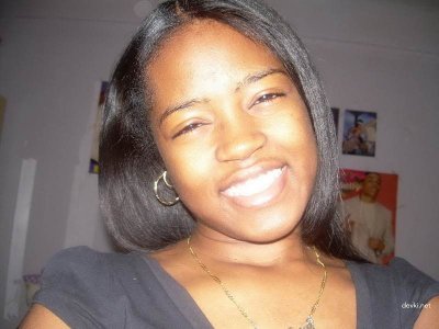 Сексуальная мулатка демонстрирует свою попку