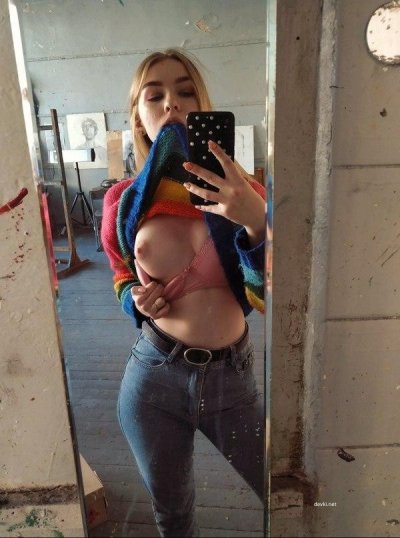 Обворожительная малышка показывает свою сладкую киску