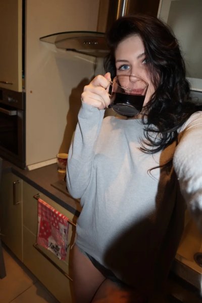 Сексуальная девушка с татуировками и чулками возбуждает