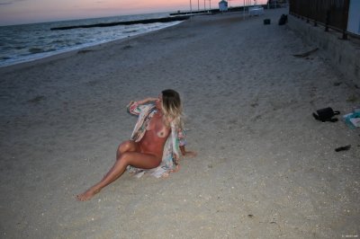 Красотка на пляже после захода солнца