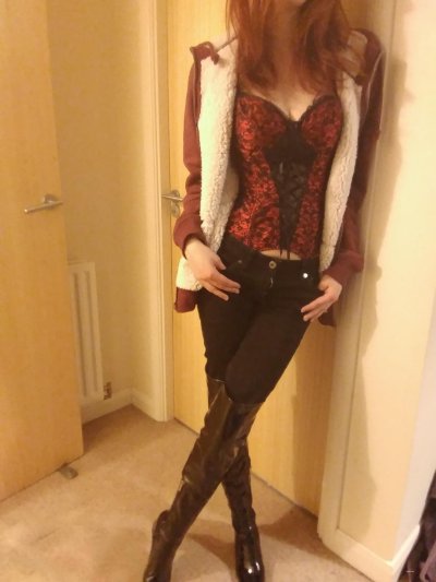 После прогулки снимает все до наготы