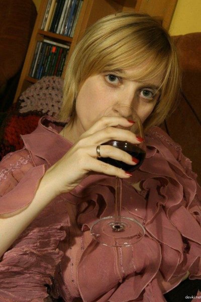 Щегольски позирует и гладит свою грудь.