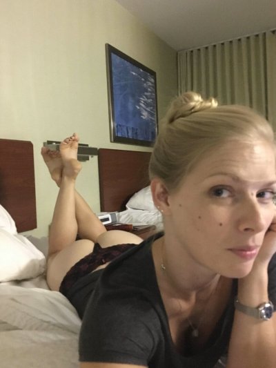 Тонкая блондинка делает селфи