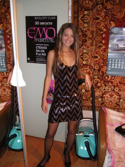 Молоденькая красотка фоткается в домашнем нижнем белье