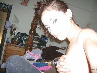 Девушка делает селфи: откровенный контент для взрослых