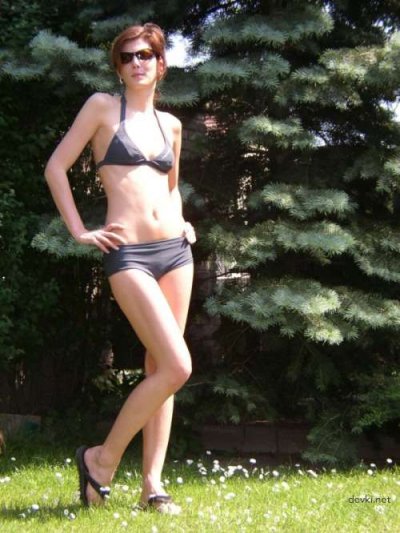 Дама раскрывает ножки, демонстрируя интимную зону