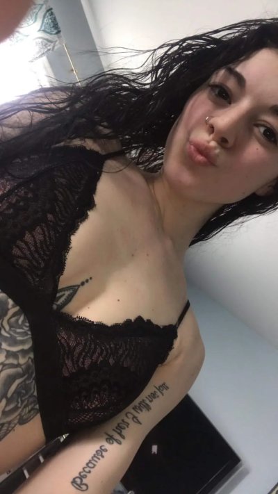 Открыла свои маленькие сиськи и аппетитную попку