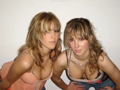 Молоденькие дамочки показывают свои прелести в обнаженном виде