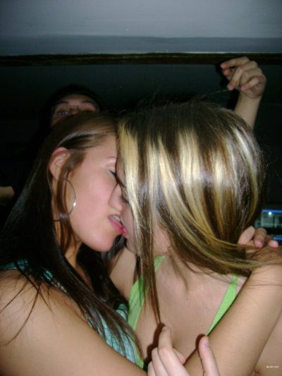 Развратная красотка шокирует подружку своим обнаженным телом