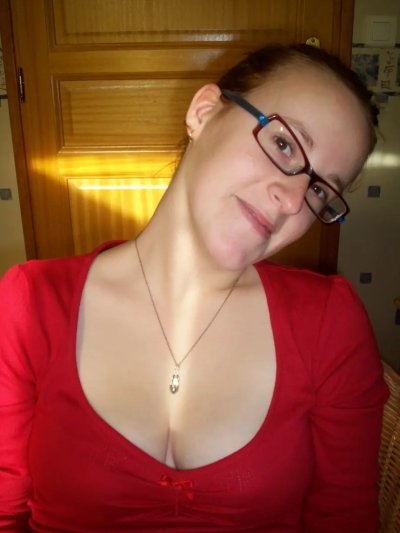 Горячая рыжая красотка облизывает член и демонстрирует свою пушистую пилотку