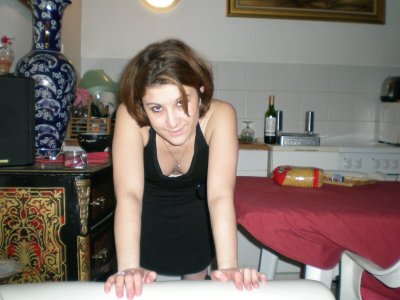 Показывает свои обнаженные прелести своему самому дорогому мужчине