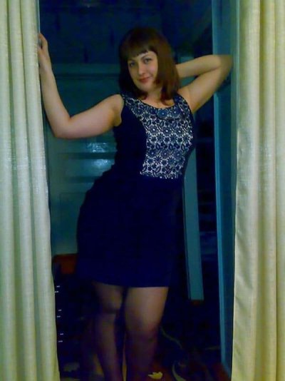 Сексуальная жена удовлетворяет себя в канун Нового Года