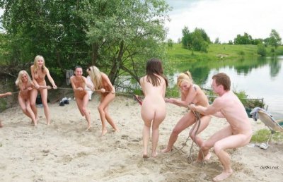 Голая тёлка на пляже — слитые фото нудистов