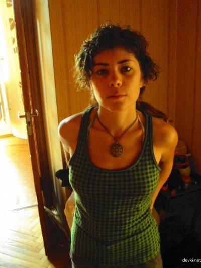 Шлюха показывает свои прелести