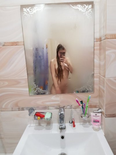 Обнаженная красотка в сексуальной фотосессии с привлекательной попой