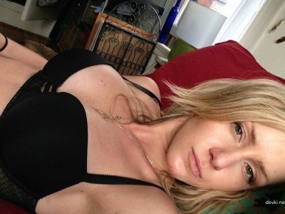 Привлекательная блондиночка фотографирует себя в откровенных позах