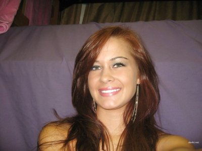 Красотка вызывающе показывает свои формы