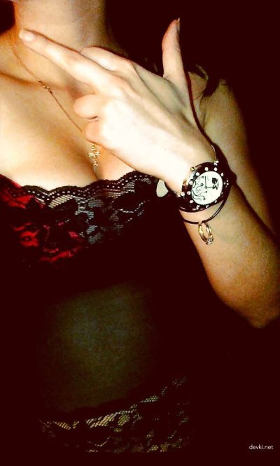 Грудастая милашка показывает свои прелести перед камерой