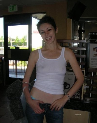 Очаровательная красотка с утонченной фигурой и небольшой грудью удивляет