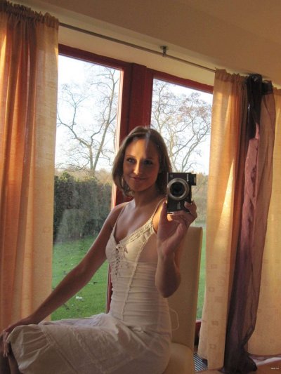 Привлекательная милашка показывает свои интимные фотографии