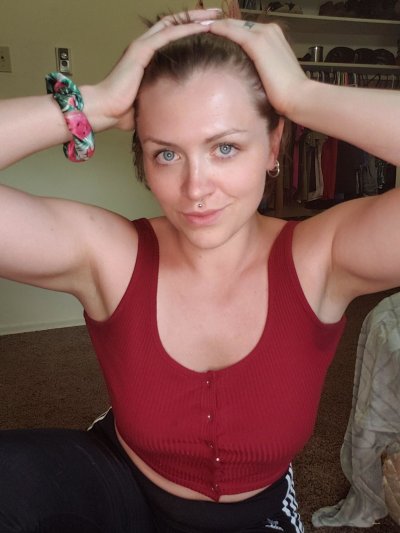 Старшая сестрёнка сняла горячие фото без одежды