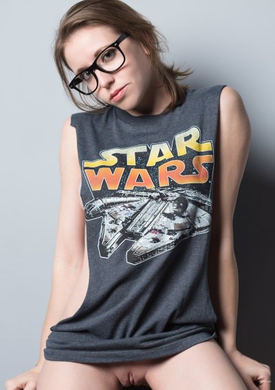 Демонстрирует свою интимную зону.