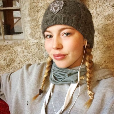 Пышка с золотистыми волосами и обнаженной грудью позирует на камеру