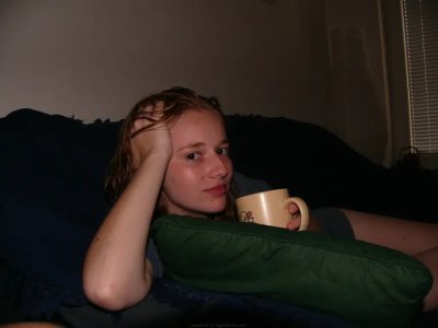 Снимает свою подружку без одежды, чтобы запечатлеть красоту