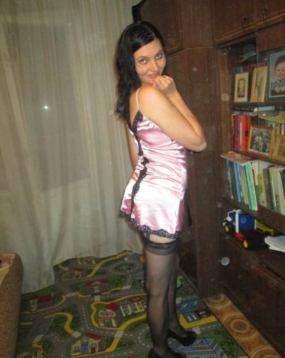 Снимки обнаженной и привлекательной дамы в эротической фотосессии