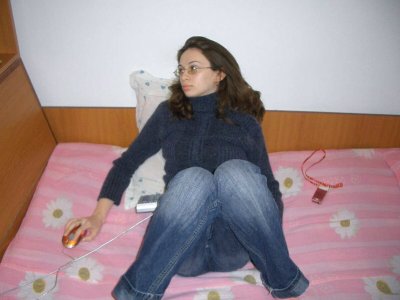 Интимная домашняя съемка обнаженной девушки в стильных очках