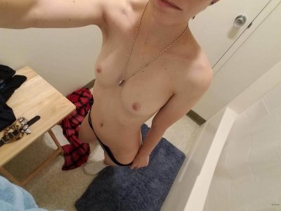 Горячая красотка демонстрирует свои необычайно привлекательные интимные области