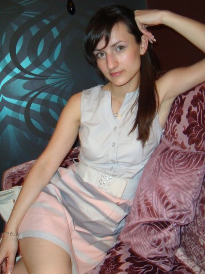 Обворожительная худенькая красотка позирует обнаженной у себя дома